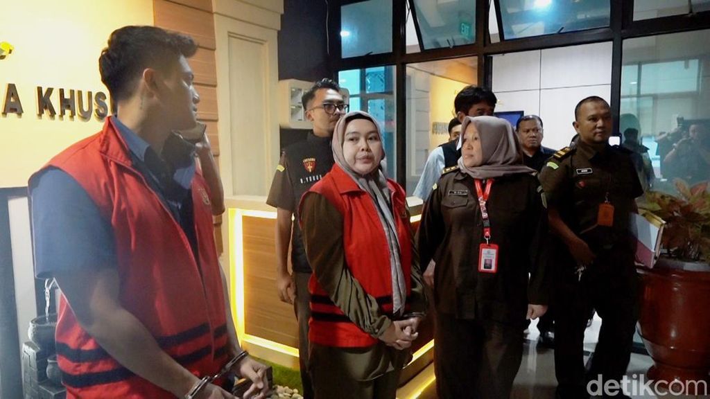 Kejati Jawa Barat menahan dua petinggi Yayasan Margasatwa Tamansari Bandung selaku pengelola Kebun Binatang atau Bunbin Bandung, RBB dan S.